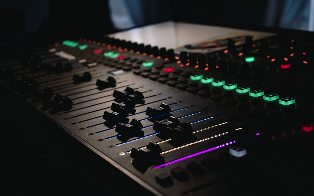 Cómo encontrar un productor musical en Latinoamérica: guía completa para artistas independientes